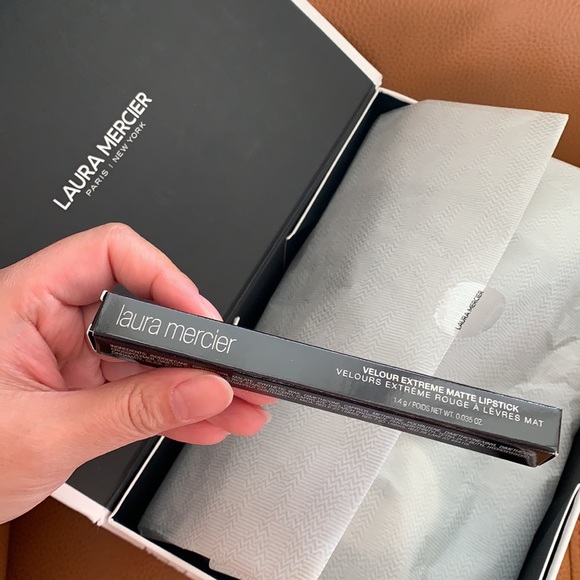 Laura Mercier
Velour Extreme Matte Lipstick - Picture 2 of 10